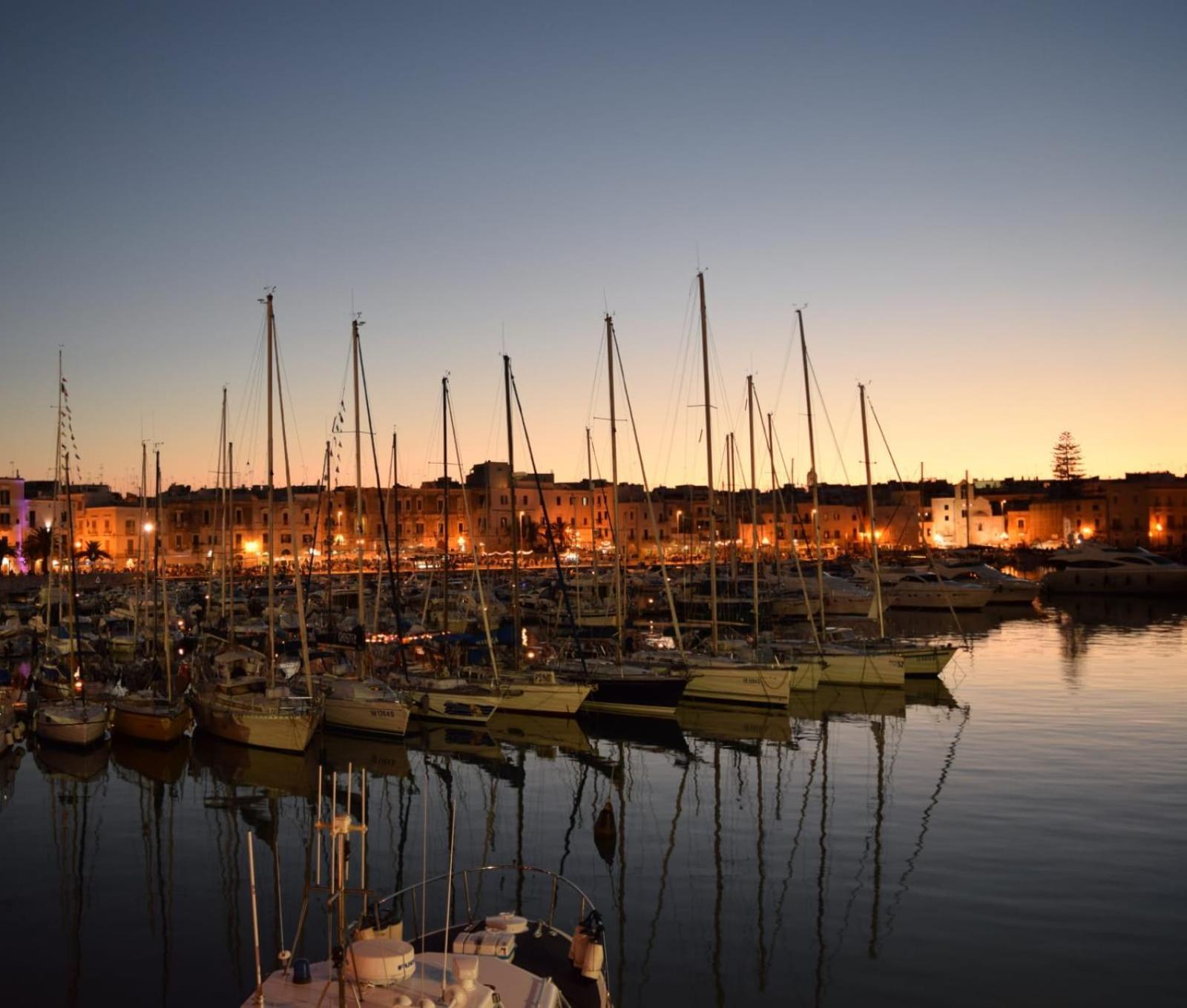 B&B Camera A Sud Mare' Trani Bagian luar foto